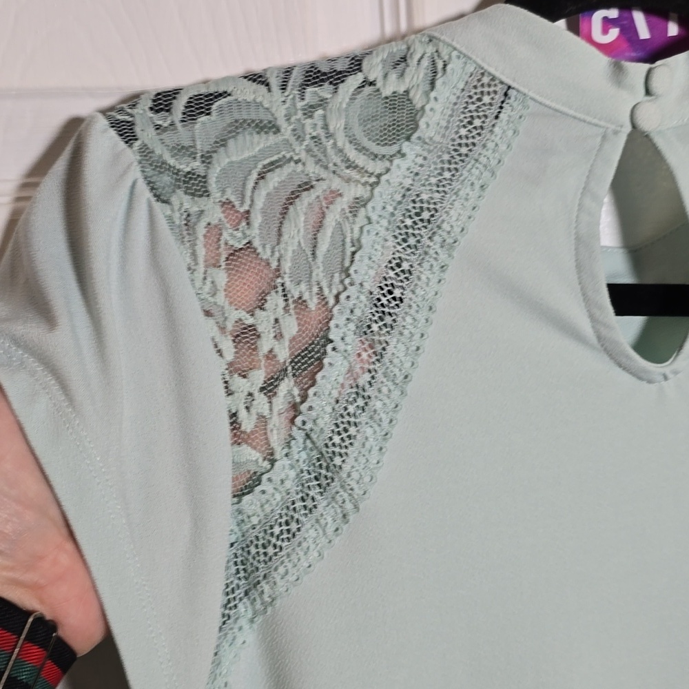 175 Torrid 00 M/L Medium Large Mint Lace Accent Blouse - Picture 5 of 7